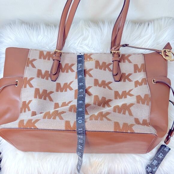 Michael Kors Gilly Large Logo Drawstring Travel Tote Bag - Picture 15 of 16